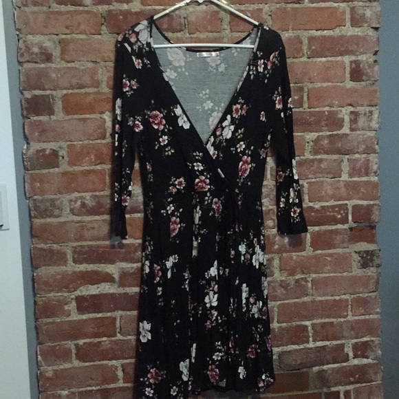 Heart & Hips Dresses & Skirts - Heart & Hips floral faux wrap dress NWOT size L